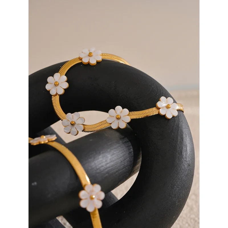 Daisy Chain Necklace and Bracelet - Image 2