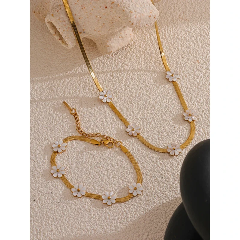 Daisy Chain Necklace and Bracelet - Image 3