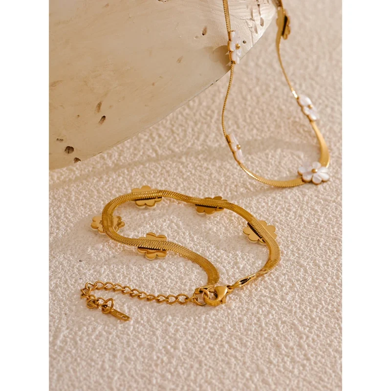 Daisy Chain Necklace and Bracelet - Image 4
