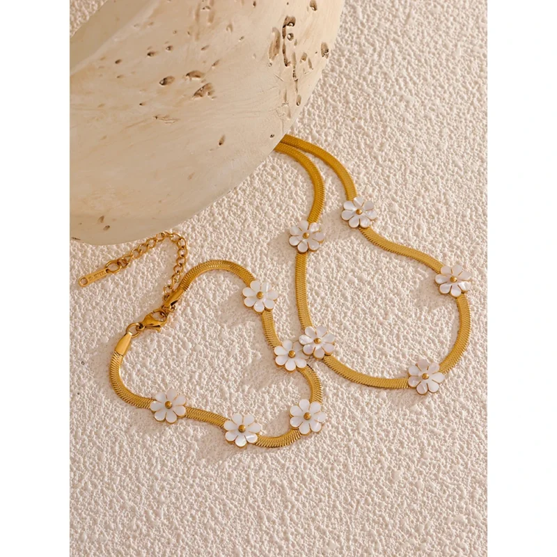 Daisy Chain Necklace and Bracelet - Image 6