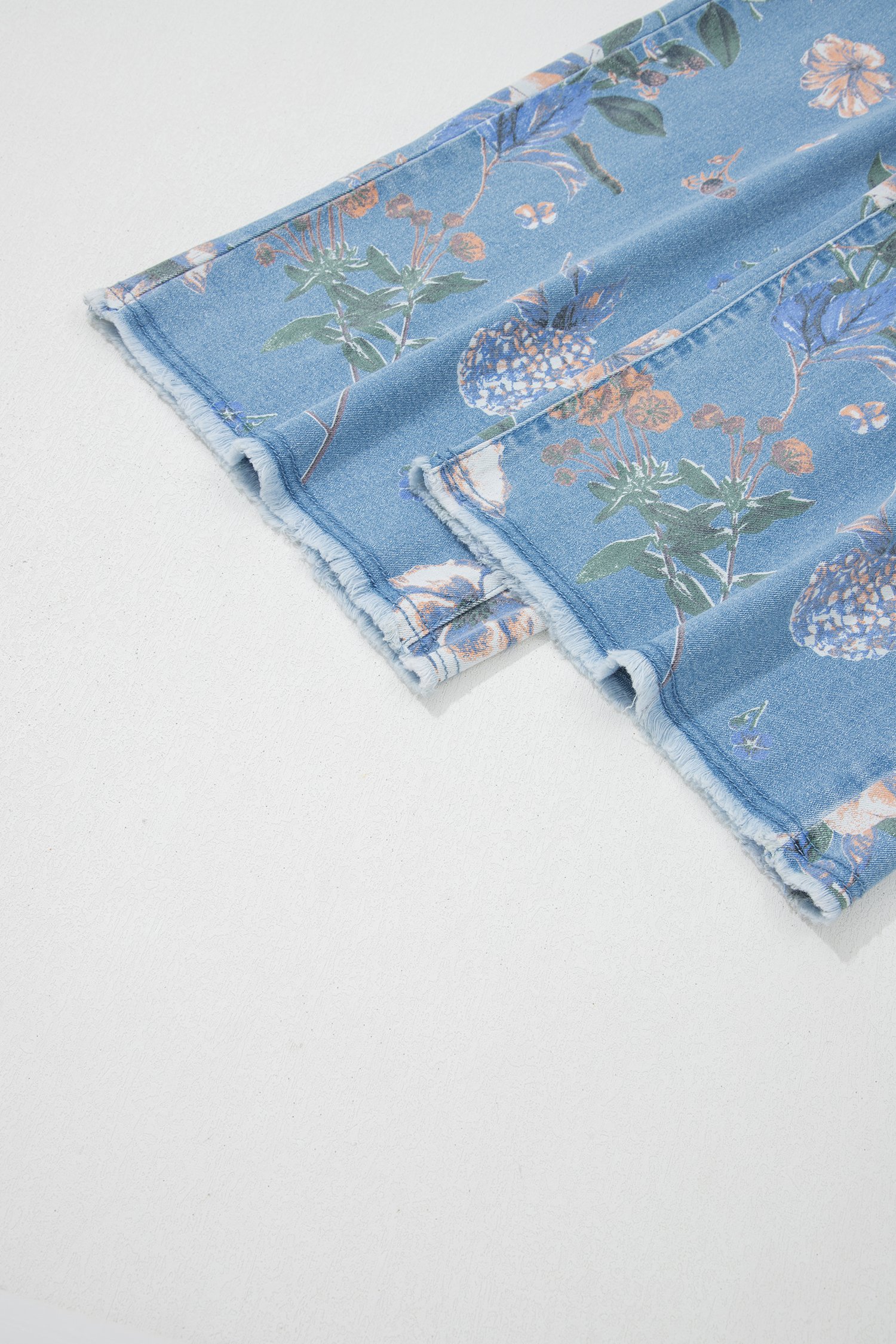 Floral Print Frayed Hem Jeans - Image 11
