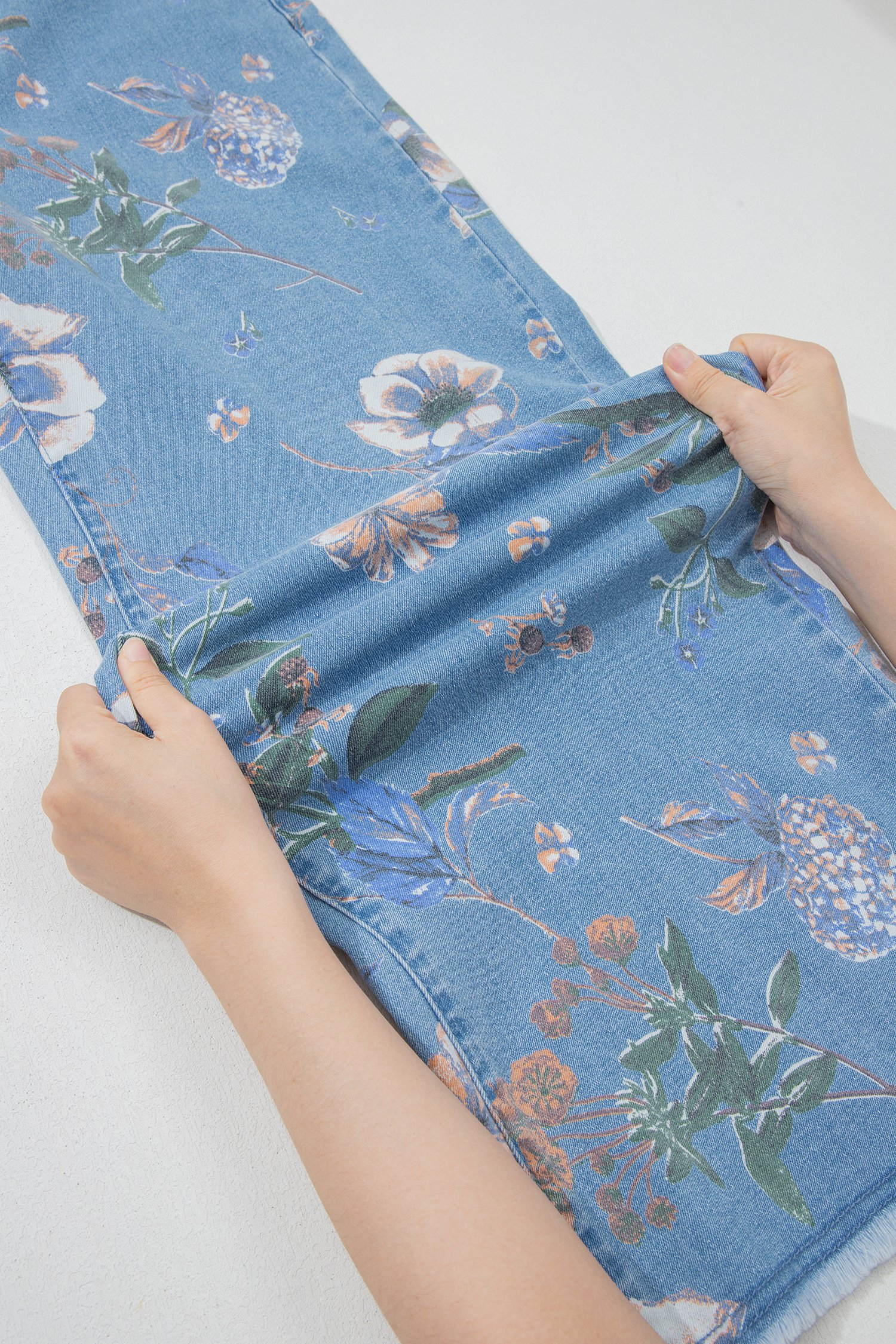 Floral Print Frayed Hem Jeans - Image 13